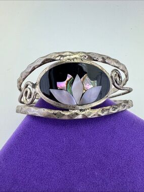 💛 Vintage Silver-Tone Abalone & Black Shell Floral Cuff Bracelet